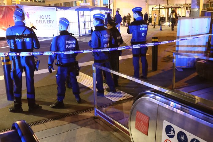 Politie aan metrostation Schuman na de mesaanval.