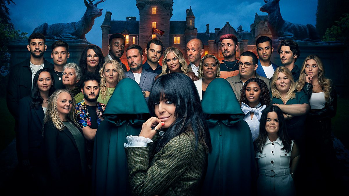 Presentatrice Claudia Winkleman met de deelnemers van The traitors, oftewel De verraders.