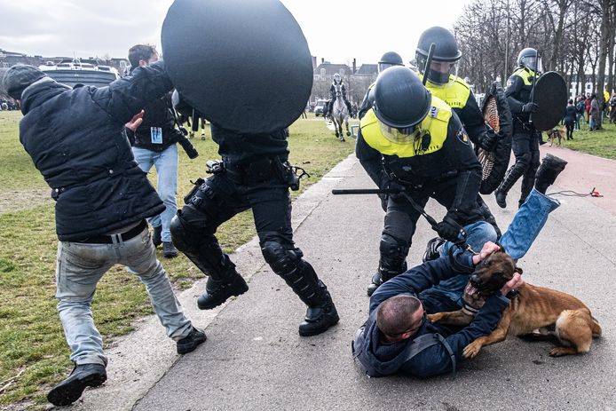 De agenten die hardhandig optraden tegen een man die op de grond lag, worden wél vervolgd.