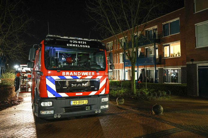 Het waterballet in het wooncomplex in Emmeloord heeft de brandweer uren bezig gehouden