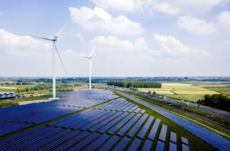 Zonnepark Avri langs de A15. Het park is met 34 duizend zonnepanelen het grootste van Gelderland. Beeld ANP