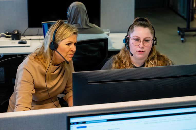 Koningin Máxima trekt beige pak uit de kast voor werkbezoek aan callcenter Beeld Brunopress/Patrick van Emst