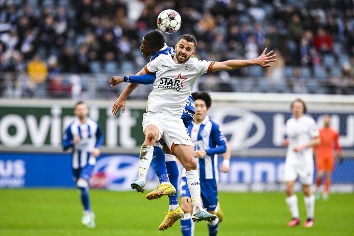 Siebe Schrijvers in een stevig kopduel met Gentenaar Mathias Nurio.