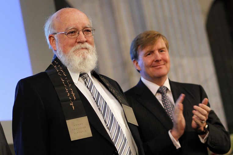 Filosoof Daniel Dennett met koning Willem-Alexander bij ontvangst van de Erasmusprijs 2012 Beeld epa