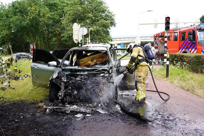 De auto van een taxichauffeur vloog al rijdend in brand op de A27 bij Breda.