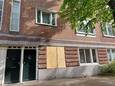 Bi een woning in de Waverstraat in de Rivierenbuurt is een explosief afgegaan, waarna kort een brand woedde.