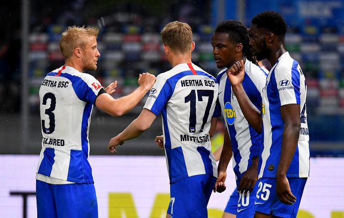 Dedryck Boyata (tweede rechts) heeft gescoord, maar juicht dit keer iets minder uitbundig.