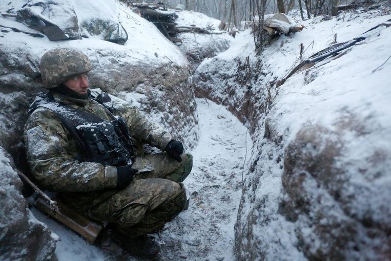 Een Oekraïense soldaat komt op adem tijdens gevechten met pro-Russische militanten. Een week geleden werden hier bij een offensief van de pro-Russische strijders vijf Oekraïense soldaten gedood. Beeld epa