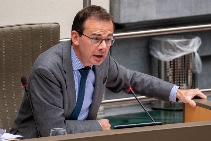 Wouter Beke verdedigt zijn beleid in het Vlaams Parlement.