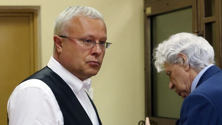 Aleksander Lebedev (L) voor aanvang van het proces Beeld anp