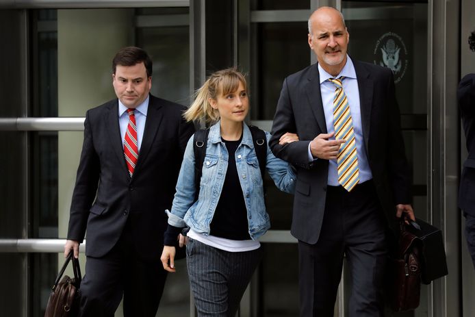 Allison Mack verlaat de federale rechtbank in Brooklyn, New York