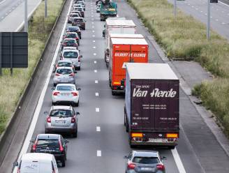 Vrachtwagens mogen straks overal inhalen, ook op snelwegen met twee rijstroken