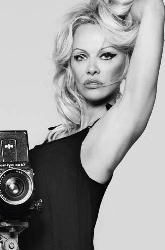 “Na het misbruik probeerde ik mijn babysitter te vermoorden”: wij doken al in de memoires van Pamela Anderson