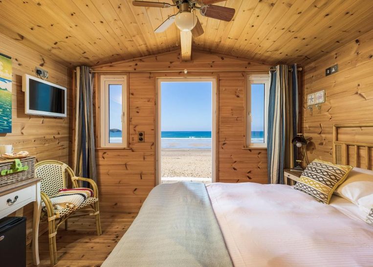 Een strandcabine op Tolcarne Beach. Beeld RV