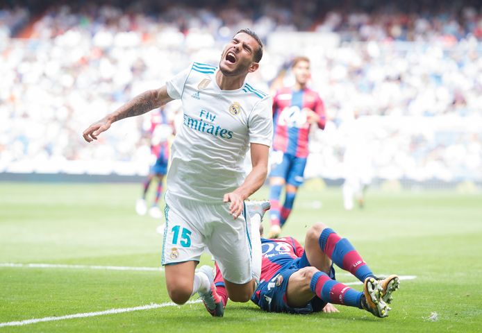 Theo Hernandez van Real Madrid wordt getackeld door Pedro Lopez van Levante.