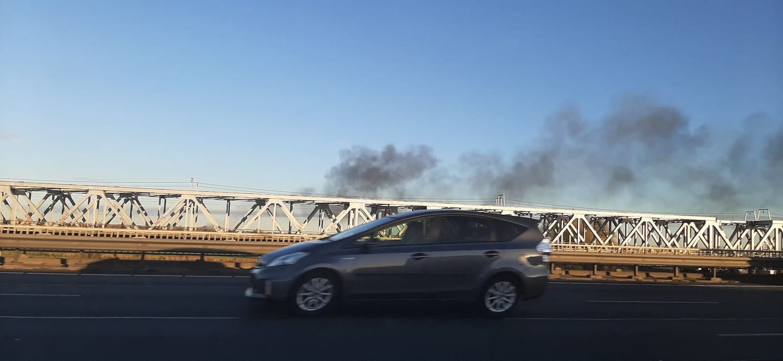 De rookwolk is ook te zien vanaf de Martinus Nijhoffbrug over de Waal.