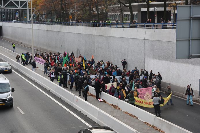 Actievoerders van Extinction Rebellion hebben zaterdagmiddag opnieuw de Utrechtsebaan (A12) in Den Haag geblokkeerd.