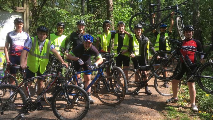 Een groepje zesdejaars van het Hartencollege Secundair Onderwijs Weggevoerdenstraat in Ninove op de eerste dag van de fietstocht.