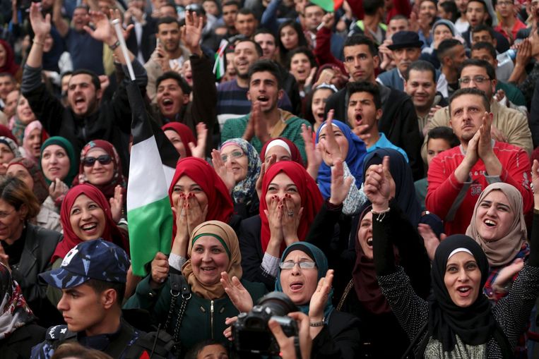 De Palestijnen die aanwezig waren om Al-Hroub tot winnares uitgeroepen te zien worden reageerden verblijd. Beeld reuters