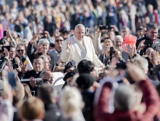 De paus is geen fan van smartphones: "Verhef uw hart, niet uw telefoon"