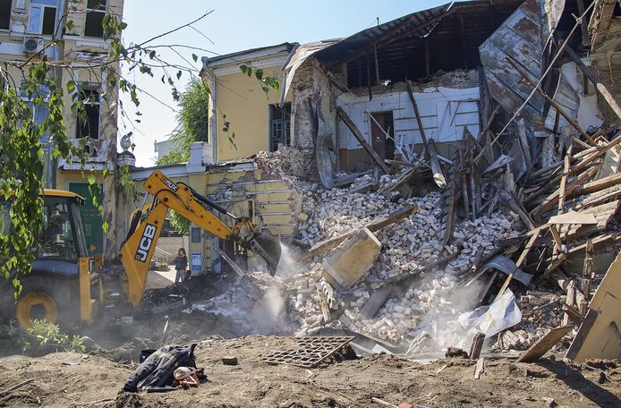 Archiefbeeld. In de Oekraïense stad Charkiv wordt puin geruimd op een van de vele plaatsen die vernield werden bij Russische raketaanvallen.