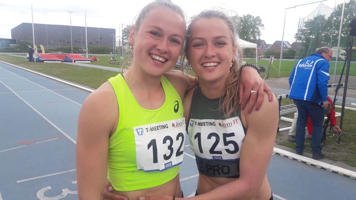 Twee blije zusjes nadat Myke van de Wiel (rechts) de T Meeting in Tilburg heeft gewonnen met een totaal van boven de 6000 punten. Anne eindigde als derde.