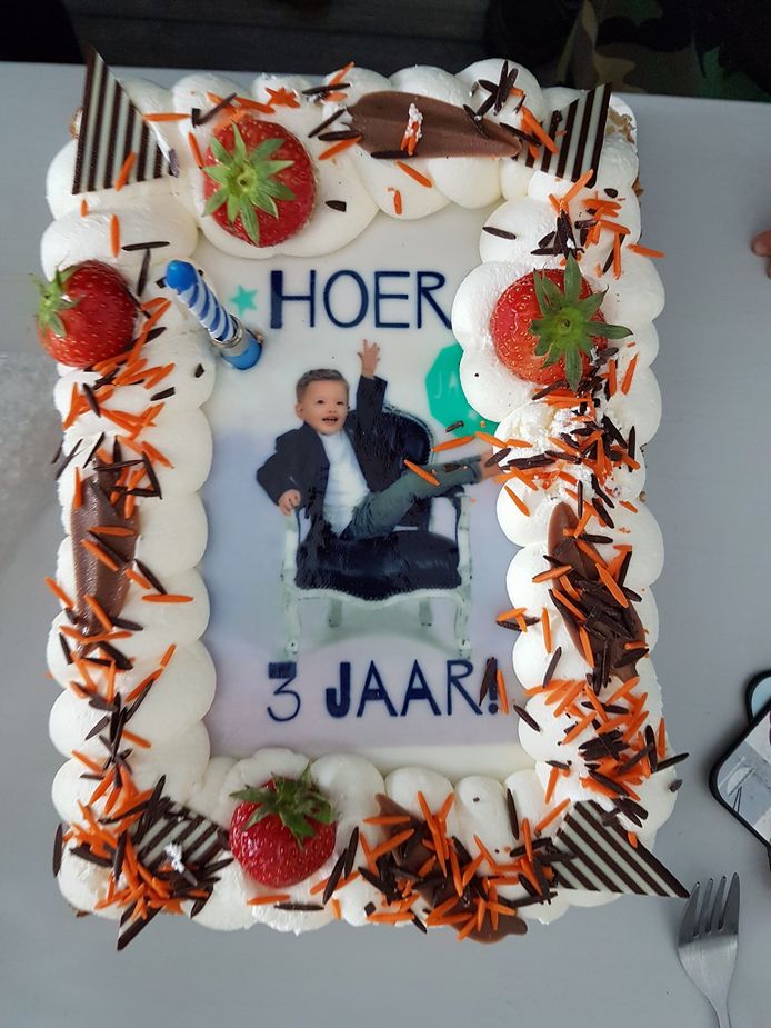 Gedrag beginsel Calamiteit Hema blundert met verjaardagstaart: 'Hoer 3 jaar!' | Bizar | AD.nl