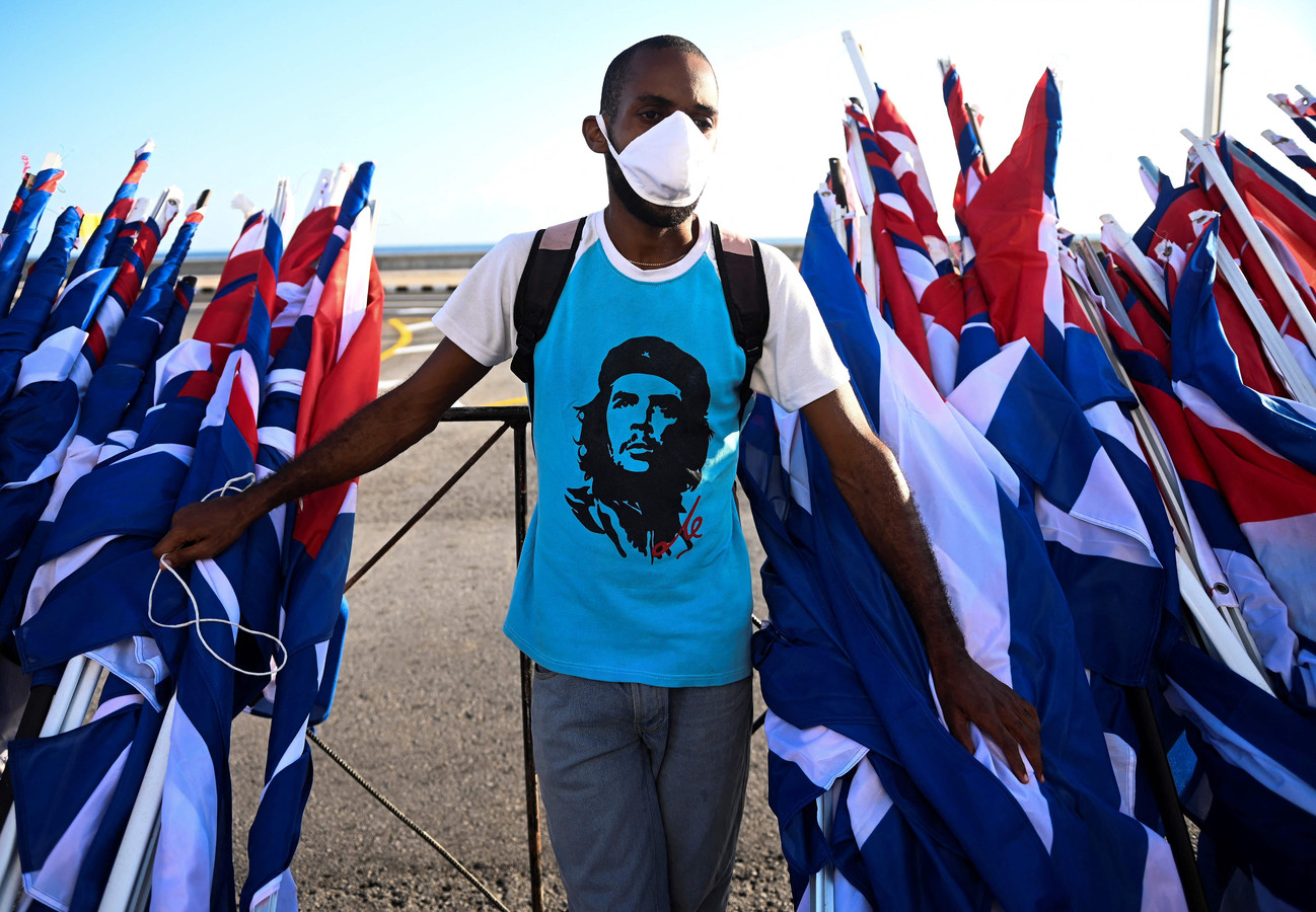 Een man draagt een shirt met de afbeelding van Ernesto 'Che' Guevara tijdens de protesten in Havana, Cuba. (AFP/Yamil Lage)