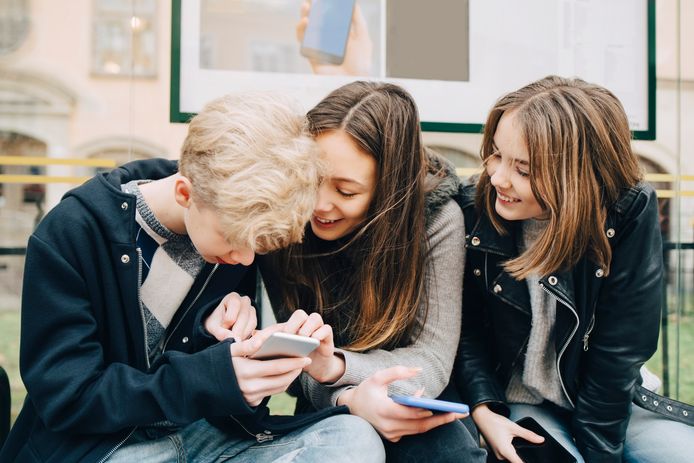 Verantwoord omgaan met een smartphone is een leerproces: deze apps voor ouderlijk toezicht staan je toe je kind optimaal te begeleiden en beschermen in de digitale wereld.