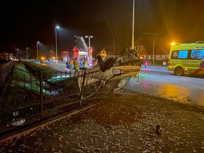 Rien (56) bedenkt zich geen moment wanneer auto midden in de nacht op tuinhek belandt: ‘Wat gebeurt 