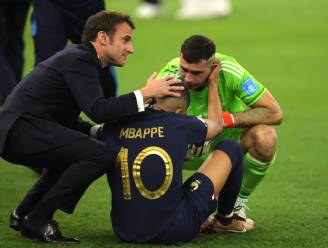 Franse president Emmanuel Macron troost treurende Kylian Mbappé na nederlaag in WK-finale