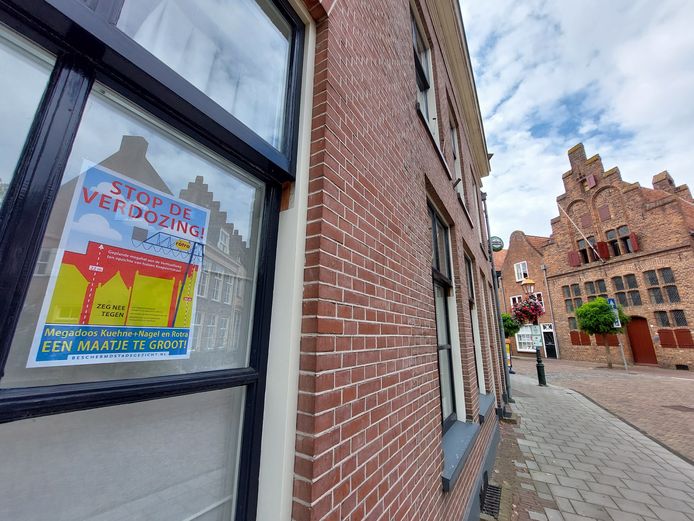 Achter de voorruit van tientallen woningen in en rond het centrum van Doesburg hangt de poster Stop de Verdozing!