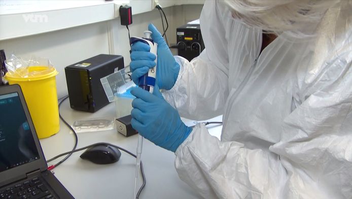 Een DNA-staal van een besmette patiënt wordt gecontroleerd.