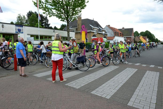 Oversteken aan basisschool De Triangel aan de Diksmuidse Heirweg in Sint-Andries wordt veiliger dankzij de invoering van een schoolstraat.