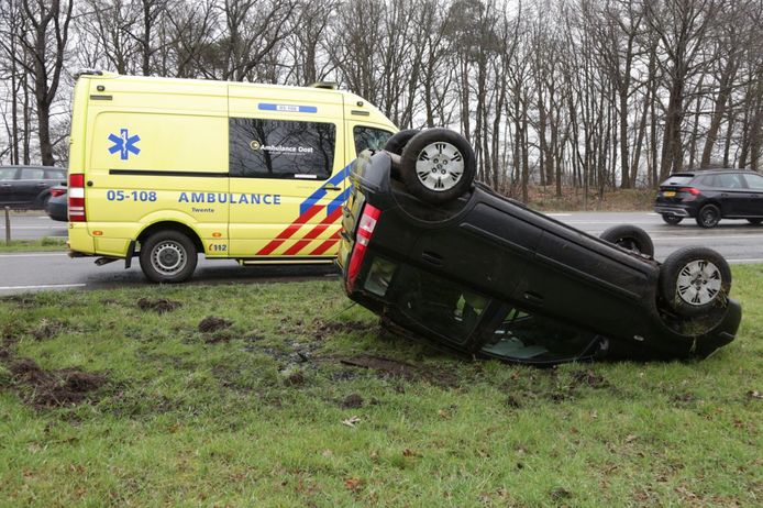 De auto naast de N347 bij Goor. De bestuurster raakte niet gewond.
