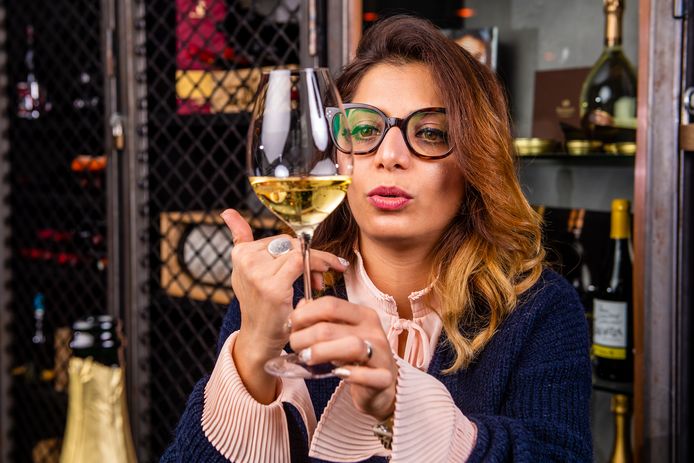 Topsommelier Sepideh Sedaghatnia proeft een aantal mousserende wijnen zonder alcohol. - © Gregory Van Gansen/ Photonews