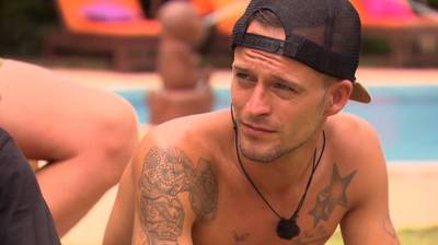 'Timtation' laat bizarre tattoo zetten als aandenken aan Temptation Island