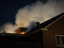 Vlammen slaan uit het dak bij woningbrand in Putten