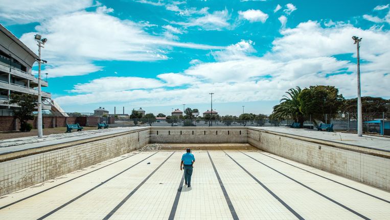 Een zwembad in Kaapstad blijft vanwege de waterschaarste leeg. De autoriteiten proberen het watergebruik zo veel mogelijk terug te dringen. Beeld Getty Images
