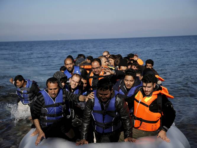 Vluchtelingen en migranten blijven toestromen op overbevolkte Griekse eilanden: dit weekend meer dan 200 migranten opgepakt in Egeïsche Zee
