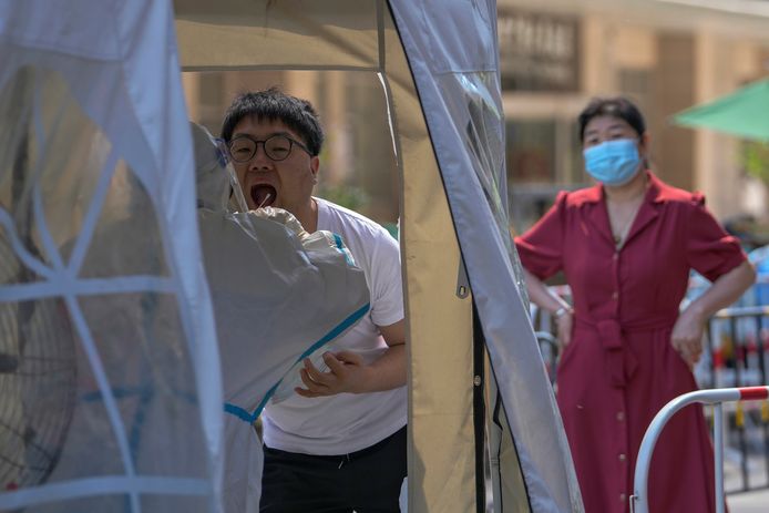 In Peking worden bewoners geregeld getest op het coronavirus.