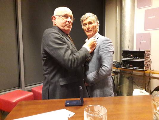 Van Praag speld de Goudenspeld op de revers van Bert Janssen