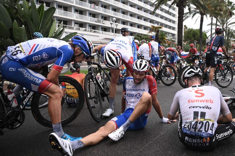 Favoriet voor de eindoverwinning Thibaut Pinot na zijn val in de finale van de etappe. Beeld AFP
