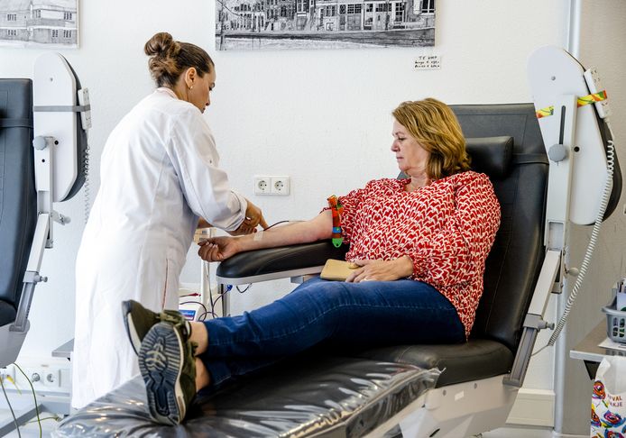 Foto ter illustratie. Een vrouw doneert bloed op een bloedbanklocatie van Sanquin.