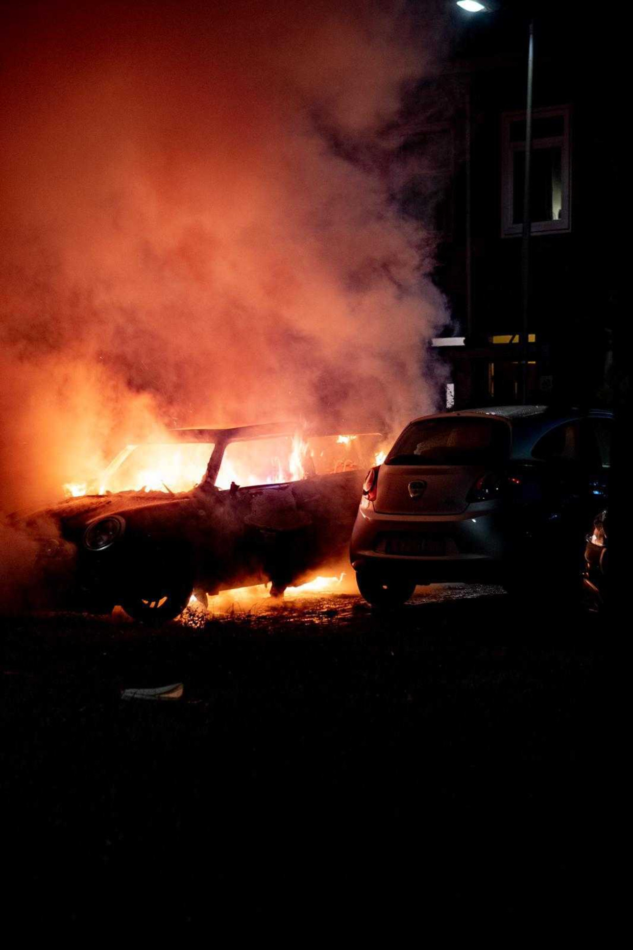 De brandende auto op de Adelaarsweg.