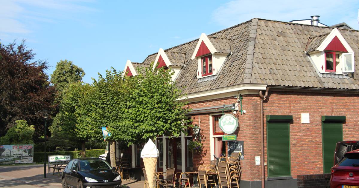Vier nieuwe woningen achter Café Van Otten in hartje Rietmolen, café gaat door met nieuwe uitbater
