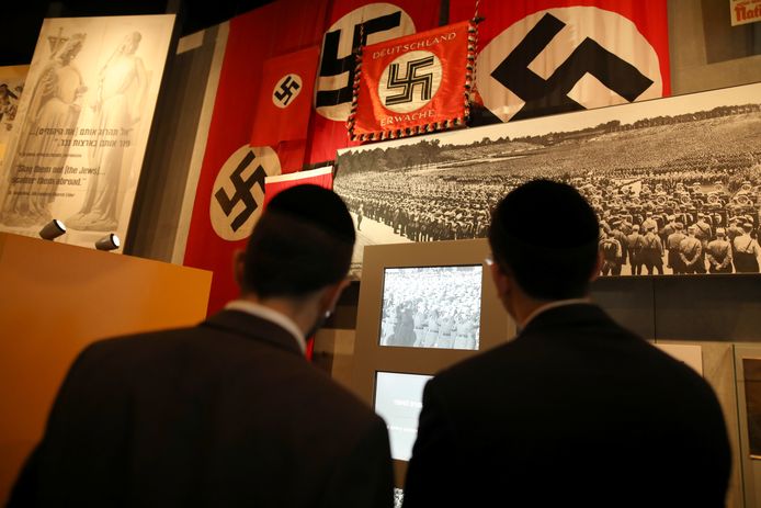 Bezoekers in het Holocaust History Museum.