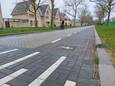 Na een stevige regenbui staan er overal plassen op het vernieuwde deel van de Joannes Zwijsenlaan in Oss. Een teken dat er kuilen in de weg zijn gereden.