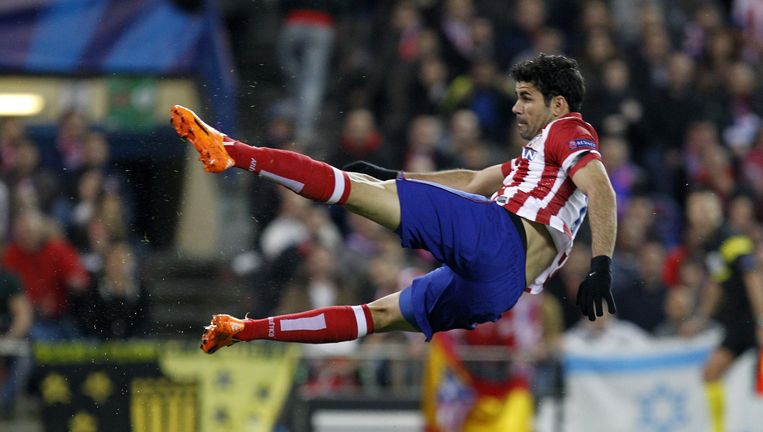 Atlético Madrid-spits Diego Costa scoort de 1-0 in de achtste finale van de Champions League tegen AC Milan Beeld epa