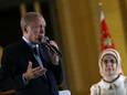 De Turkse president Recep Tayyip Erdogan tijdens zijn overwinningsspeech. Rechts zijn vrouw Emine Erdogan.